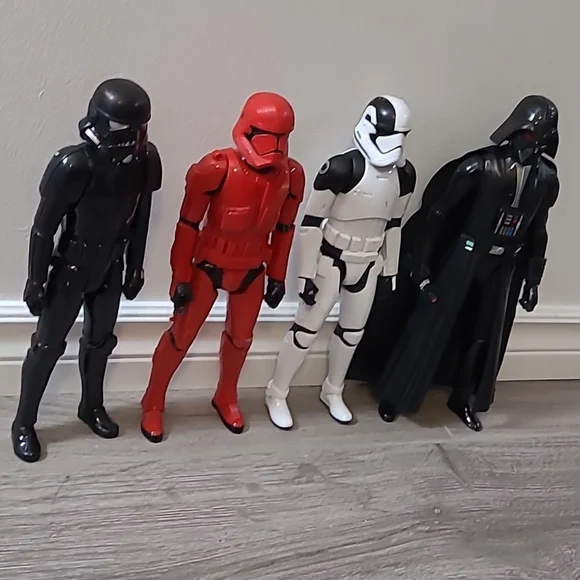 4 Star Wars Action Figures - Picture 2 of 3